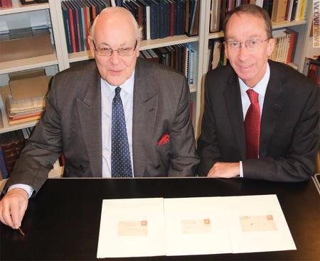 Il responsabile della Royal philatelic collection, Michael Sefi (a sinistra), e il curatore delle collezioni filateliche alla British library, David Beech, con le tre buste primo giorno di Mauritius