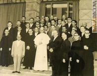 Paolo VI davanti alla sede postale il 15 luglio 1963; una copia della foto è conservata all'interno dello stesso edificio