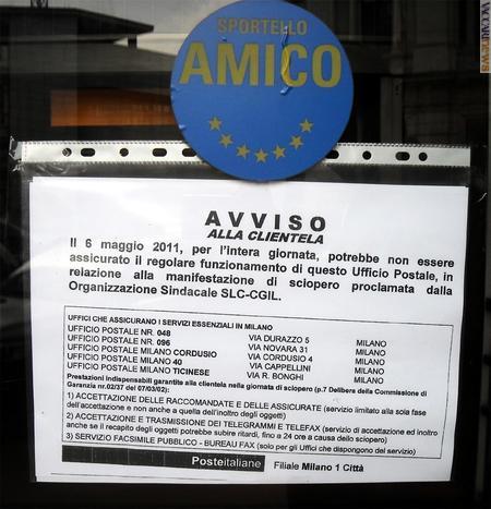 Un cartello applicato al Milano Cordusio con le indicazioni degli uffici in zona sicuramente aperti domani 