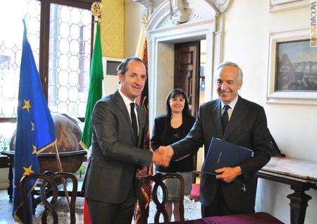 La firma dell'accordo quadro, avvenuta oggi tra il governatore Luca Zaia (a sinistra) e l'ad Massimo Sarmi