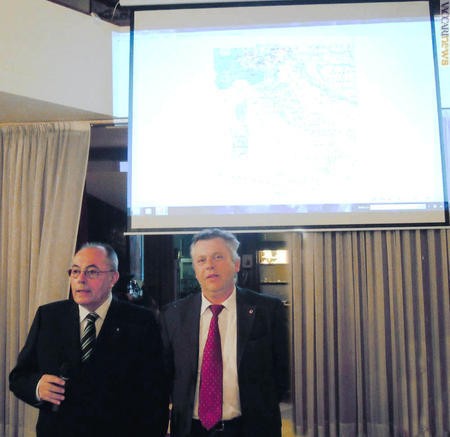 Paolo Vaccari (a sinistra) e il presidente del Lions club Vignola e castelli medioevali Giorgio Masotti ieri sera alla conferenza