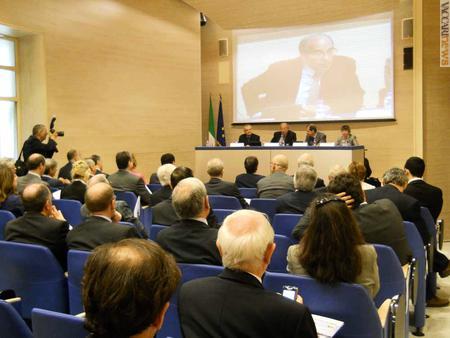 Un momento della cerimonia di lancio. Da sinistra, sul palco: il presidente della Commissione per lo studio e l'elaborazione delle cartevalori postali Angelo di Stasi, il sottosegretario Alfredo Mantica, l'ambasciatore Giampiero Massolo e la responsabile per la filatelia di Poste italiane Marisa Giannini (foto: Marco Occhipinti)