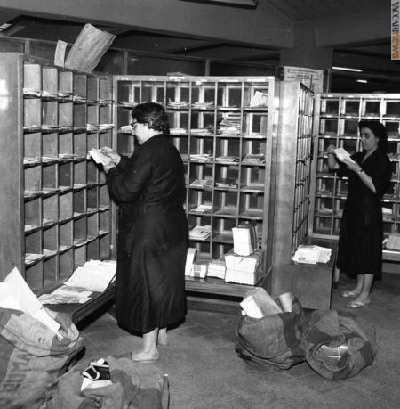 Impiegate al casellario nel 1965 (immagine: Archivio storico di Poste italiane, fondo fotografico)