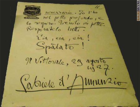 Tra gli oggetti prestati per vent'anni al Vittoriale, una lettera che D'Annunzio scrisse all'Associazione bersaglieri