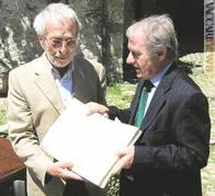 La consegna del dono tra Paolo Vollmeier (a sinistra) e il sindaco Gianfranco Lazzarini