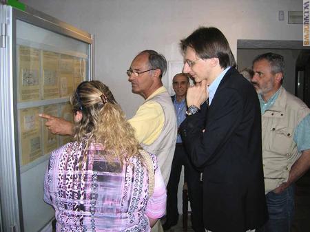 Il direttore del Museo, Adriano Cattani, mentre spiega un pannello ai presenti (foto: Lorenzo Carra)