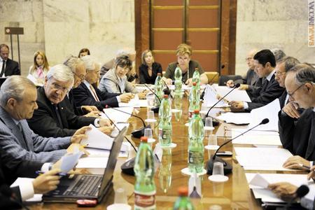 Un momento della riunione, presieduta dal ministro allo Sviluppo economico Paolo Romani (il secondo a sinistra)