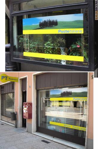 Due vetrine firmate Poste italiane, riguardanti gli uffici Parma 3 e Verona Centro, in cui compare il tipico paesaggio della val d’Orcia