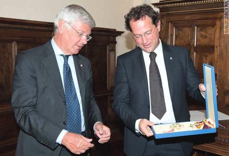 Il ministro allo Sviluppo economico italiano Paolo Romani (a sinistra) riceve l'onorificenza di sant'Agata dal segretario di stato sammarinese all'Industria Marco Arzilli
