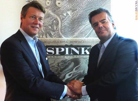 La stretta di mano che ha suggellato l'accordo tra i presidenti di Spink, Olivier Stocker, e di Investphila, Guido Craveri