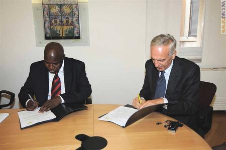 Il momento della firma: il direttore generale di Poste finances Senegal, El Hadji Mansour Guéye, e l'amministratore delegato di Poste italiane, Massimo Sarmi