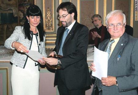 La cerimonia di ieri: la rappresentante dell’Ambasciata italiana Anna Maria Pattelli con il delegato di Poste italiane Nicola Burdiat (al centro) e l’organizzatore Guy Coutant