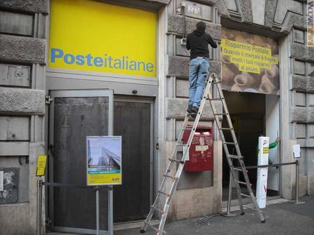 Lavori all'ufficio postale Roma 44, collocato in via Cavour 277 e sabato coinvolto nei vandalismi