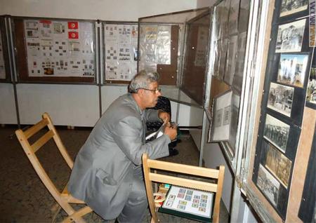 Il tripolino Omrane Elmajdoub mentre monta la sua collezione alla mostra di Sétif