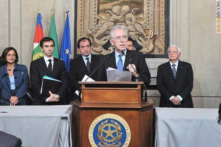 Mario Monti mentre annuncia i nomi dei ministri (foto: Presidenza della Repubblica)