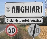 L'indicazione stradale che accoglie chi arriva ad Anghiari