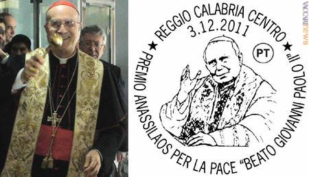 Il cardinale Tarcisio Bertone e l'annullo che documenterà la consegna