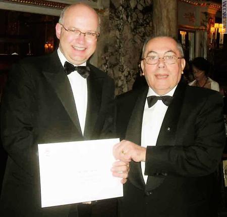 Tra gli espositori premiati alla cena di gala, Paolo Vaccari. A consegnare il riconoscimento, il presidente del Club de Monte-Carlo de l'élite de la philatélie, Patrick Maselis (a sinistra)