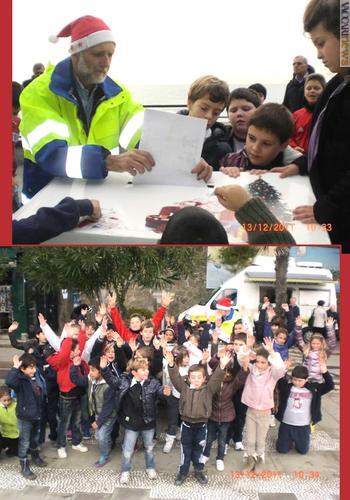 Monterosso - Il postino di Babbo Natale e parte dei bambini coinvolti; nello sfondo della seconda foto, la struttura inviata per gestire l'emergenza