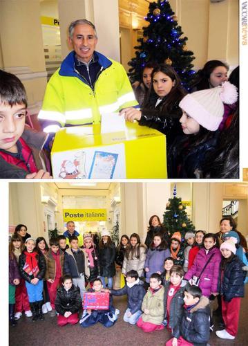 Il postino collaboratore di Babbo Natale per Reggio Calabria, Luigi Gangemi, e i bambini che questa mattina hanno portato le proprie lettere
