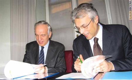 L'amministratore delegato Massimo Sarmi e il presidente Gianni Chiodi alla firma (foto: Regione Abruzzo)