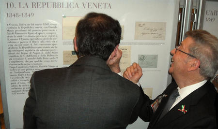 Franco Rigo illustra al presidente della Camera, Gianfranco Fini, il suo materiale proposto all’esposizione “Quel magnifico biennio 1859-1861”