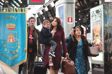 Nando Paone, Valentina Lodovini e Nunzia Schiano arrivano a Milano. Il richiamo è alla celebre scena di “Toto, Peppino e… la malafemmina” (foto: Marina Alessi)