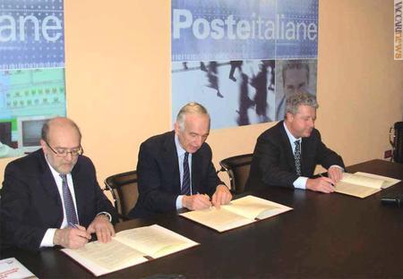La firma del protocollo; da sinistra, Lorenzo Dellai, Massimo Sarmi e Fausto Giunchiglia