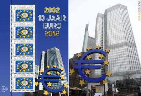 La confezione da cinque con la sede della Bce. A fianco, l'immobile in questi giorni, caratterizzato dalla presenza degli “indignati” (foto: Elena Guglielmini) 