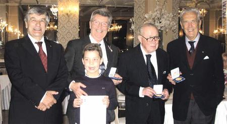 Nella foto da sinistra, il presidente federale Piero Macrelli ed i premiati Franco Rigo (con il nipote Marco), Francesco Orlando e Antonio Bertolaja