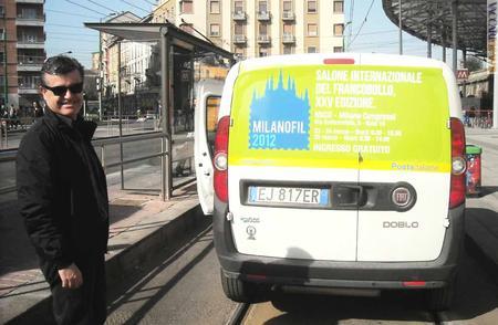 Un furgone di Poste italiane con parte della pubblicità, che continua sulle pareti laterali