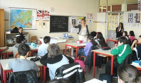 Lezione in classe: al centro, la referente di Poste italiane, Antonella Foschetti