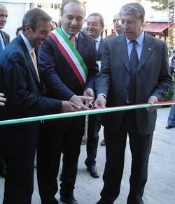 Il taglio del nastro: il ministro Maurizio Gasparri (a sinistra), con il sindaco di Riccione, Daniele Imola, ed il ministro Carlo Giovanardi