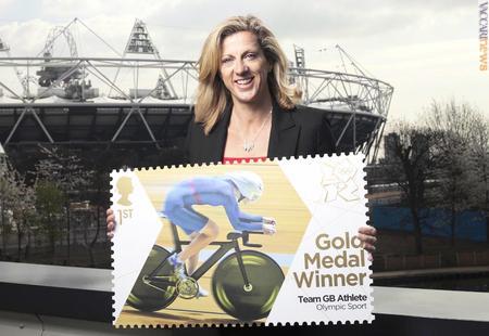 Il bozzetto del francobollo tipo nelle mani dell'olimpionica Sally Gunnell (foto: David Parry e Pa)