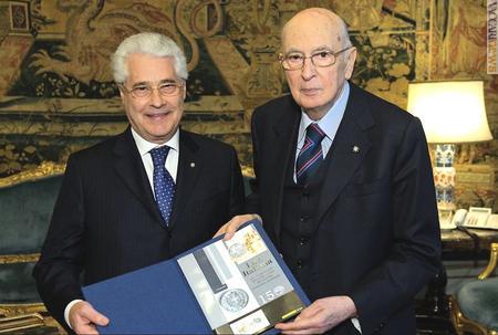 Un momento dell'incontro, con il presidente di Poste italiane Giovanni Ialongo ed il capo dello Stato Giorgio Napolitano