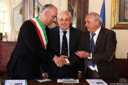 Da sinistra il sindaco di Barga, Marco Bonini, il direttore, Marino Manuzzi, e il presidente, Orazio Pignatta