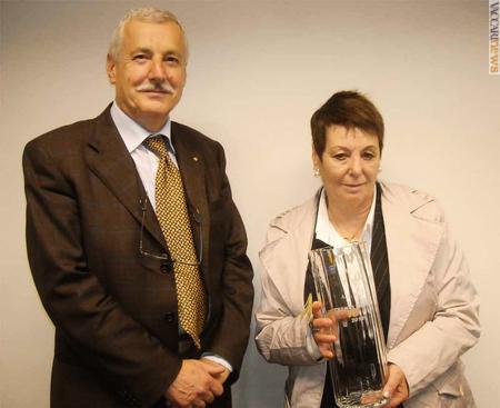La consegna del premio: il presidente dell'Aspot, Alessandro Papanti, l'ha conferito alla moglie di Vanni Alfani, Annamaria Dormi