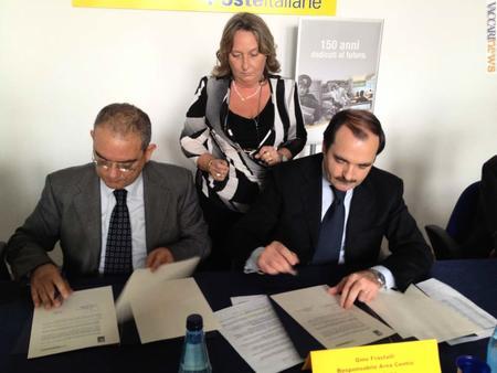 Il momento della firma: da sinistra, il presidente di Anci Sardegna, Cristiano Erriu, ed il responsabile area territoriale Centro di Poste italiane, Gino Frastalli