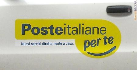 Lo slogan di “Poste italiane per te”, collocato anche su alcune auto aziendali, dice: “Nuovi servizi direttamente a casa”