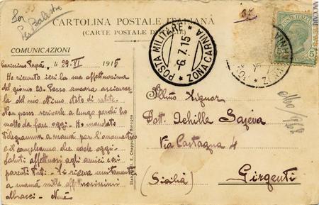 Una cartolina spedita attraverso la posta militare nel 1915. L'affrancatura, una volta timbrata, venne parzialmente staccata per controllare l'eventuale presenza di testi