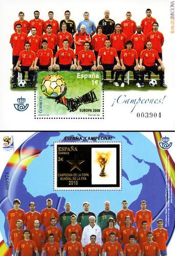 Le due emissioni precedenti: associano un francobollo con soggetto simbolico alla foto della squadra, presente sul bordo