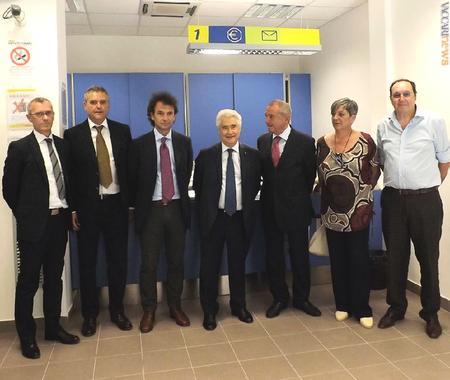 La cerimonia, svoltasi oggi, a Monterosso (La Spezia). Al centro, il presidente di Poste italiane Giovanni Ialongo