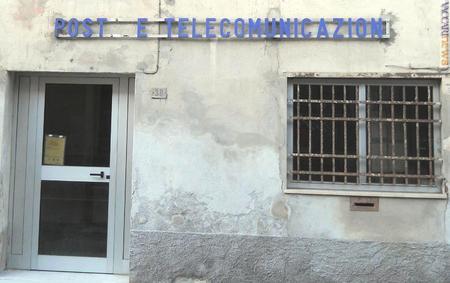 Non solo le lettere dell'insegna (qui l'ufficio di Piana Crixia, nel Savonese, fotografato da Beniamino Bordoni). Anche le valutazioni finanziarie perdono i colpi