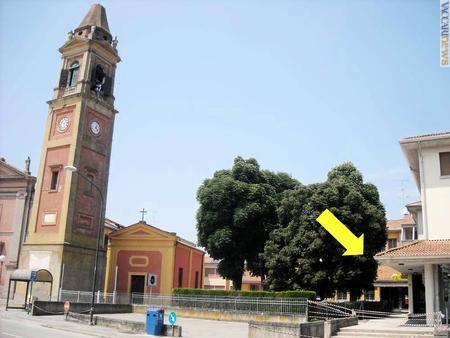 Sant’Agostino (Ferrara) - L’ufficio postale cittadino -nella foto a destra- chiuso perché troppo vicino al campanile della chiesa, a rischio dopo le scosse registrate con il 20 maggio