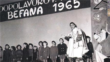 Tra le foto che accompagnano l'articolo, quella con un giovane Cino Tortorella alla manifestazione per la Befana del 1965