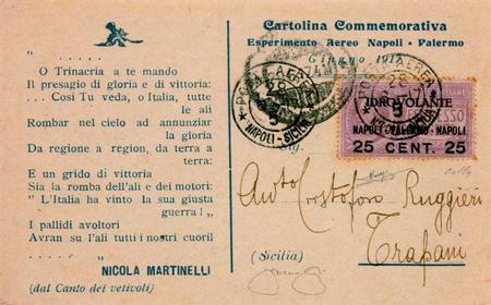 Nel corso delle 240 pagine non mancano i richiami al servizio postale, in particolare all'esperimento tra Napoli e Palermo del giugno del 1917