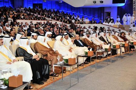 La cerimonia di apertura del Congresso, svoltasi il 24 settembre. In prima fila al centro ancora il direttore generale. Insieme con lui, l'emiro Hamad Ben Khalifa Al-Thani ed il ministro qatarino a Cultura, arti e patrimonio Hamad bin Abdulaziz bin Ali Al-Kuwari
