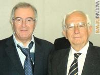 Angelo Teruzzi con la cravatta che ha appena vinto ed il presidente della giuria Mario Mentaschi