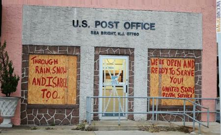 Una foto attuale dell’ufficio postale di Sea Bright, nel New Jersey, preparato al peggio. Impiega le stesse tavole protettive già usate in passato