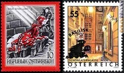 Il francobollo del 2000 (a sinistra) e quello disponibile da oggi